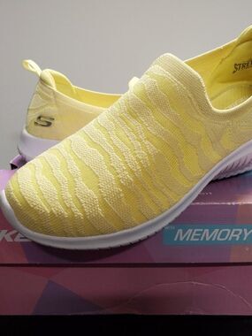 Skechers Slip On Stretch Fit Memory Foam Shoes Womens Size 7.5 Yellow